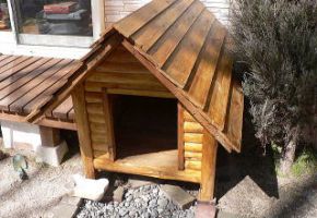 鋭角的な屋根で山小屋のような雰囲気のログタイプの犬小屋です。